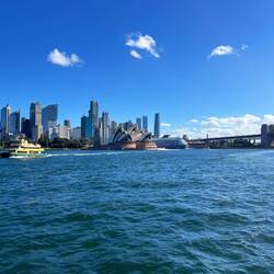 Opera House vor dem CBD und links die Fähre, die entweder nach Manly oder Rose Bay geht