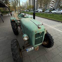 Wer weiß, wie alt wohl dieser Traktor ist??