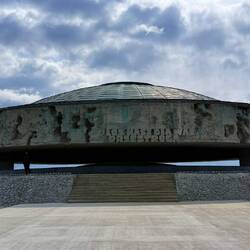 Mahnmal am Ende des schwarzen Weges als Symbol für die Asche der Verstorbenen.