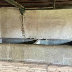 In diesen Badewannen wurden die Häftlinge desinfiziert.