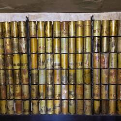 Behältnisse des Giftes Zyklon B (Blausäure in Form von Pellets)