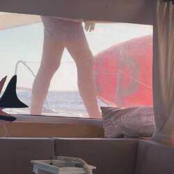 Doris liebt es in diesen Zeiten, meine Beine auf dem Vordeck zu sehen 🙄