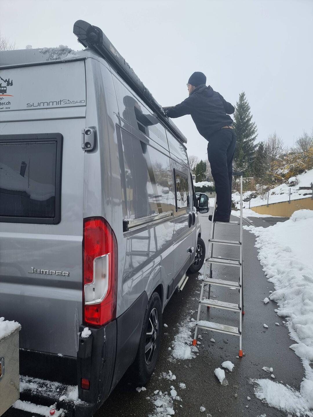 Nur noch "kurz" das Dach herunterschaufeln.