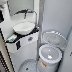 Vor lauter Putzen vergessen Fotos zu machen. So sieht jedenfalls unser Bad aus 🤣