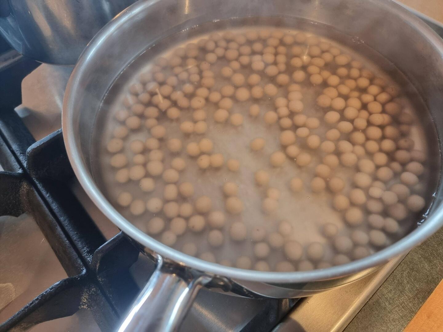 Die Bubble-Tea-Perlen nehmen langsam Gestalt an.