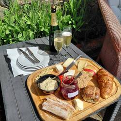 Easter Sunday lunch, vin mousseux (cremant) and la planchere