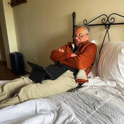 Martins Lieblingsbeschäftigung: Lesen! Die Heizung im Zimmer ist abgestellt!!