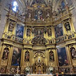 Der Hauptaltar. Das Innere der Kirche wurde 2006 renoviert, auch vieles neu mit Blattgold überzogen.