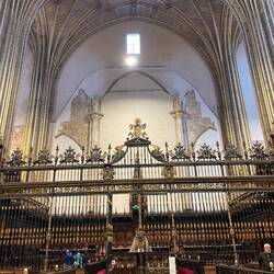 Fotografierverbot im sehr schön geschnitzten Chorgestühl (Hunderte von Szenen u. Figuren)