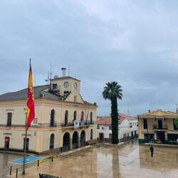 Zurück in der Unterkunft u. Blick aufs Rathaus. Noch immer regnet es, mittlerweile seit 10 Stunden.