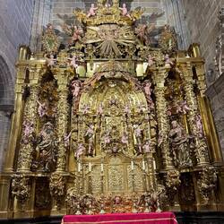 Die Gebeine von Maria (unter dem roten Tuch) werden nur einmal pro Jahr gezeigt, am 15.8.