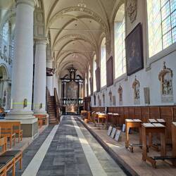 Kniebänke für's Gebet in der Kirche, Teil der derzeitigen Ausstellung