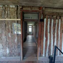 Gut zu sehen, senkrechte Balken mit Füllung dazwischen.