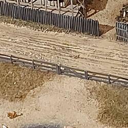 Weiße Katze auf dem Zaun ... winzig klein.