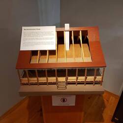 Modell mit den senkrechten Balken.