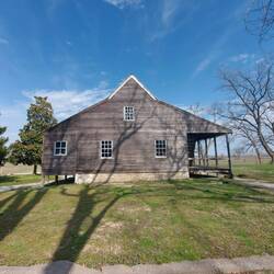 Nicht alle Wände sind außen verputzt, manche sind mit Holz verkleidet.