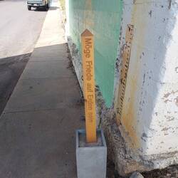 Der Pfosten war in vier Sprachen beschriftet (man beachte das ö).