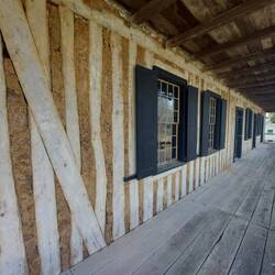 Ohne Putz oder Holzverkleidung als Anschauungswand.