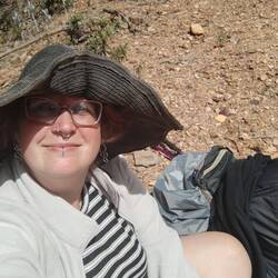 Pause mit Joghurt. Landstreicherin blinzelt in die Sonne