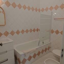 Tiffifizierung: Bad in rosa. Und mit Wanne!!! Ich freue mich schon auf den Klempner