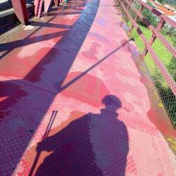 Immer dem Schatten nach. Rote Brücke statt roter Teppich