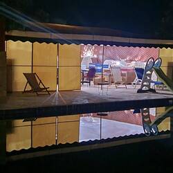 Pool by night, mit Spiegelbild
