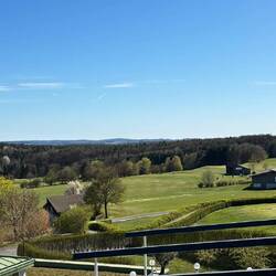 Blick auf Golfplatz und Driving Range