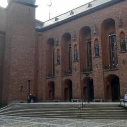 Den Innenhof schmücken die Stadtväter und eine riesige alte Buche