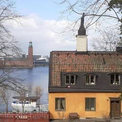 von oben schweift der Blick bis zum Rathaus