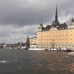 je weiter ich laufe desto stärker ist der Kanal noch zugefroren
