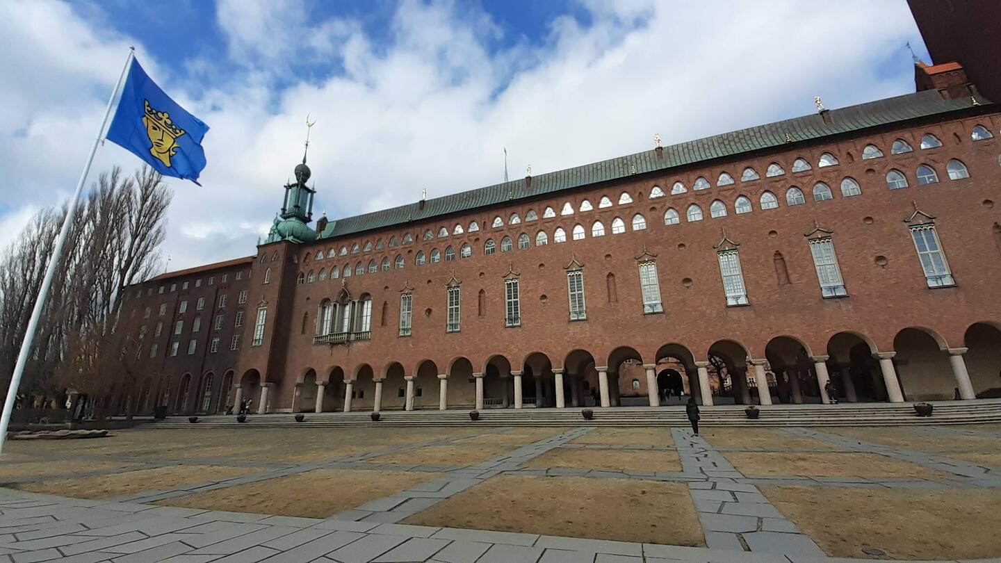 direkt vom Bahnhof fällt der Blick auf das alte Rathaus