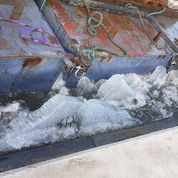 die hier aufgeschichteten Eisschollen sind noch recht mächtig