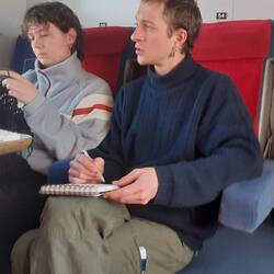 meine Mitfahrer im Abteil haben für die Wartezeit ihr Hobby ausgepackt