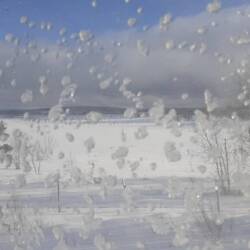 Eis überfriert die Zugfenster