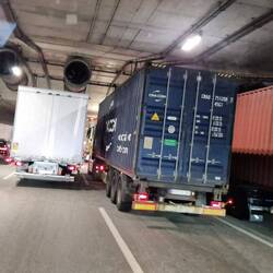 Jetzt nehmen die LKWs trotz Überholverbot 3 von 4 Spuren ein.