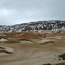 La tempête de sable a recouvert la neige blanche...