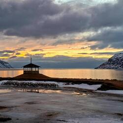 Camping ici, au bord du fjord 😍