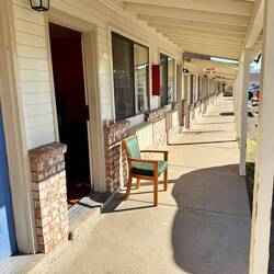 Nachdem ich ausgeschlafen hatte, habe ich auf der Veranda einen Kaffee getrunken.