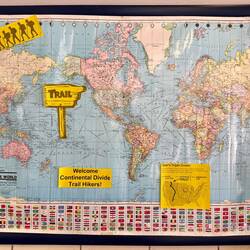 Im Postgebäude können alle Hiker auf einer grossen Weltkarte ihre Herkunft markieren.