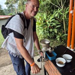 Nach der Waschung, Trocknung und Röstung wird gemahlen