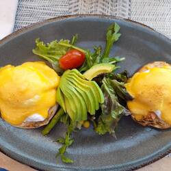 ein herzhaftes Frühstück ...Egg Benedict...nur lecker