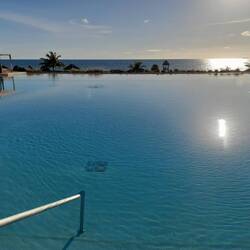 ...der große Infiniti Pool am Morgen...