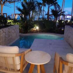 ...mit eigenem Pool direkt vom Zimmer aus...