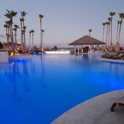 Ein wunderschöner in blaues Licht getaucht Pool