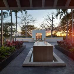 Der Haupteingang begrüßt mit Wasserspiel