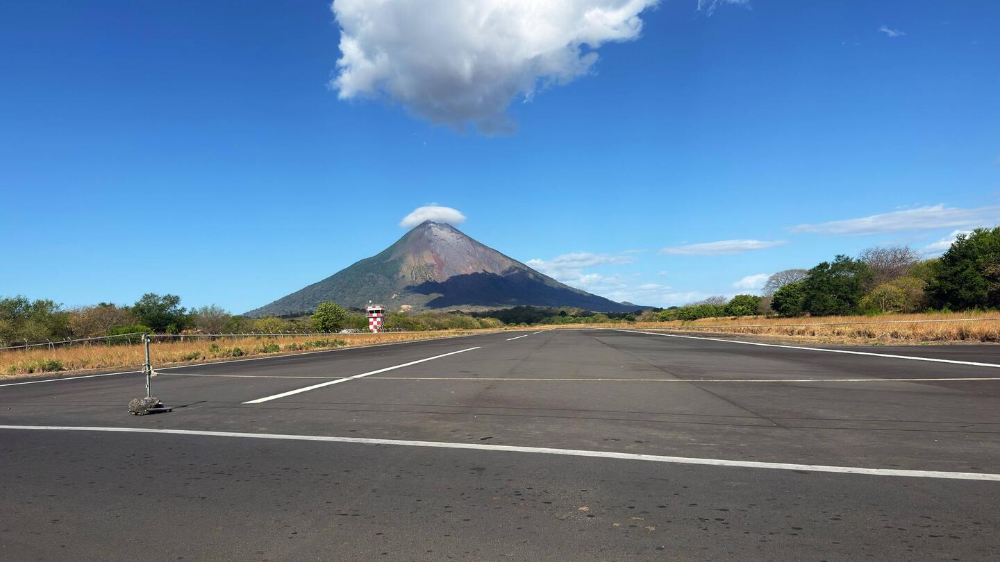 aeropuerto Ometepe mit Sicht auf Volcán Concepción