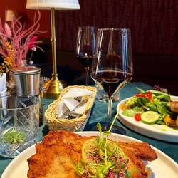 Schweineschnitzel butterzart mit Kohl- & Möhrensalat an Meerrettichsauce und Kartoffelpüree
