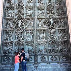 L'impressionnante porte du Duomo