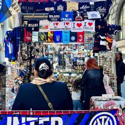 Dans les petites rues, il y a aussi les boutiques pour les fan-clubs