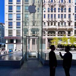 Pas mal, l'entrée de l'Apple Store de Milan